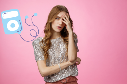 Referencial de mujer escuchando canciones de despecho.