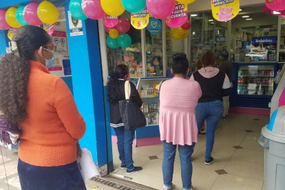 Usuarios esperan su turno en una farmacia adherida al sistema de externalización.