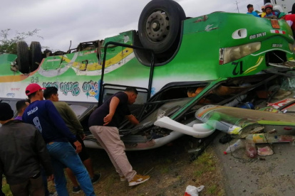 El bus interprovincial terminó volcado afuera de la vía principal.