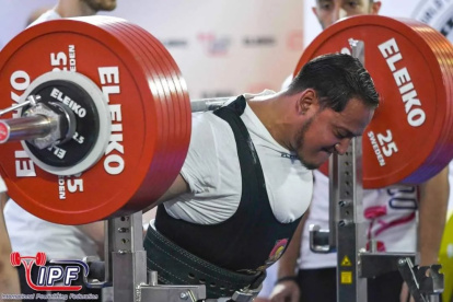 Moisés Villón, deportista guayasense, muestra su destreza con las pesas, gracias a la cual fue medalla de oro en suelo turco, dejando en alto el nombre del país.