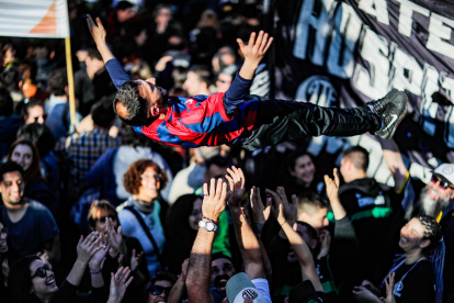 Miles de personas se manifiestan hoy en apoyo a la vicepresidenta argentina Cristina Fernández de Kirchner tras el atentado en su contra, en la Plaza de Mayo en Buenos Aires (Argentina).