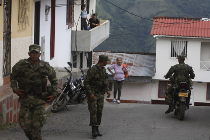 Miembros del Ejercito Nacional de Colombia transitan el 27 de agosto de 2022 por las calle de Ituango, en el departamento de Antioquia (Colombia). En Ituango la paz se viste de utopía. La violencia se enquistó hace más de cuatro décadas en las bellísimas montañas de este pueblo rural del departamento colombiano de Antioquia, donde la firma del acuerdo con las FARC nunca dio fruto y la construcción de una gigantesca hidroeléctrica no apacigua la desesperanza. EFE/ Luis Eduardo Noriega A.