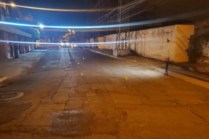 La Policía halló cuatro casquillos en el suelo.