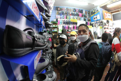 Almacenes. Los padres visitaron masivamente los comercios para conocer las ofertas en calzado para niños.