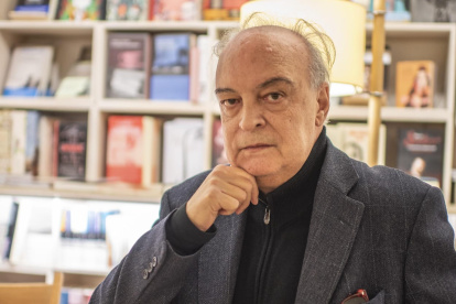 El escritor español Enrique Vila-Matas es el autor de "Montevideo".