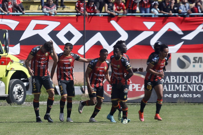 Los jugadores del Deportivo Cuenca festejan el gol de la igualdad ante Independiente del Valle, anotado por Bruno Duarte (izquierda), en el arranque del segundo tiempo.