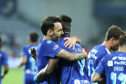 Sebastián Rodríguez (izquierda) lanzó el centro y Alejandro Cabeza (derecha) lo definió.