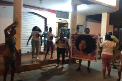 Los familiares se mandaron a hacer camisetas con el rostro de Nayelhi y festejaron con pitos, pancartas y música.