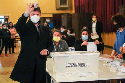 El presidente de Chile, Gabriel Boric, vota el plebiscito constitucional hoy, en el Liceo Industrial Armando Quezada Acharan, en la austral ciudad de Punta Arenas (Chile).