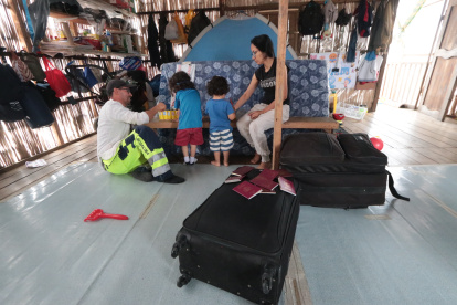 Oswaldo Aguilar y su familia habitan en una casa de caña, ubicada en Ayalán. Este machaleño retornó en julio de 2020, tras vivir 20 años entre España y Suecia.