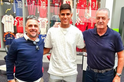 Piero Hincapié llevó a conocer las instalaciones del Bayer Leverkusen a Gustavo Alfaro (d).