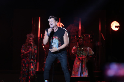 Carlos Vives interpretando "Ella es mi fiesta".