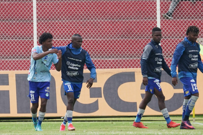 Jéfferson Arce (izquierda) celebra el primer gol de Macará sobre Mushuc Runa.