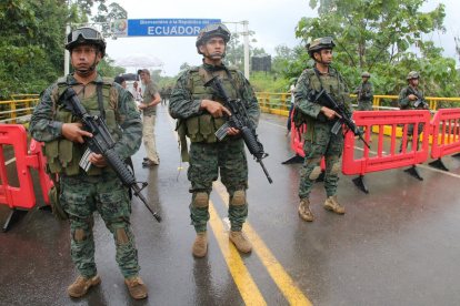 Vigilancia. Miembros de Fuerzas Armadas en el puente Internacional de Mataje, parroquia de San Lorenzo, una de las zonas más conflictivas.