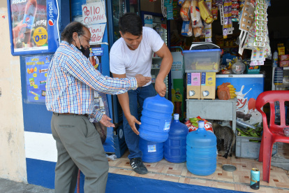 Muchos ciudadanos debieron abastecerse de agua potable a través de bidones que expenden en  las tiendas