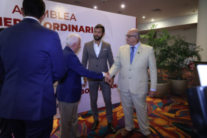 Jorge Delgado, titular del COE, saluda a Baltazar Medina, presidente de la Obebo, mientras Sebastián Palacios, ministro del Deporte, observa.