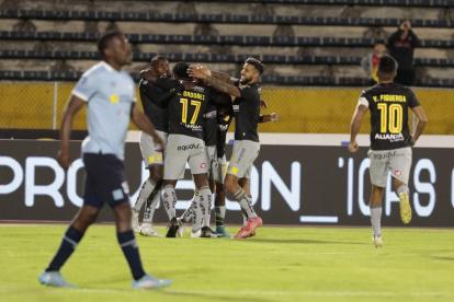 Los jugadores de Aucas festejan el gol anotado por Juan Tévez en el primer tiempo.