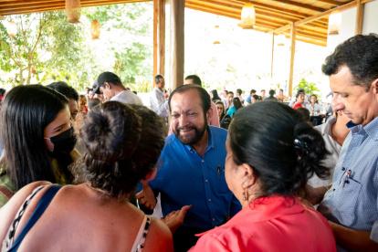 Cruz fue alcalde del cantón El Carmen por 18 años. Llegó a la Asamblea Nacional en las elecciones seccionales de 2021.