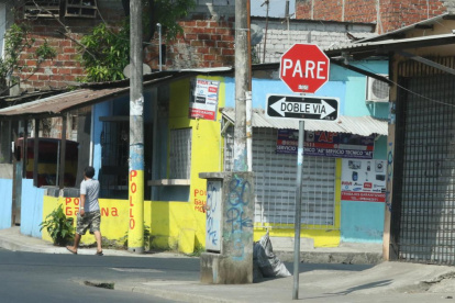 En calles aledañas a las del asadero en donde se produjo el estallido y posterior asesinato, algunos negocios lucen cerrados. Es un efecto visible del temor que tienen sus propietario