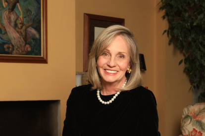 Durante sus años en Ecuavisa, Mónica tuvo la oportunidad de entrevistar a los cantantes más populares del momento, como Raphael y Julio Iglesias.