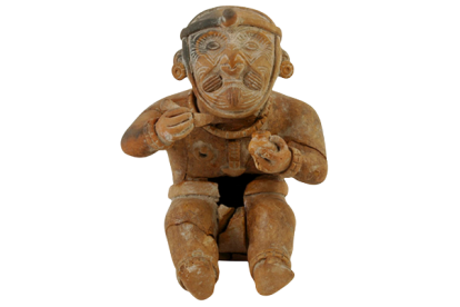 Imagen cedida por el Museo Antropológico y de Arte Contemporáneo de Guayaquil, que muestra una figura de la cultura prehispánica Jama-Coaque, llamado Tocado cuerno y coquero, tras un estudio entre México y la costa de Ecuador.