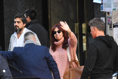 Cristina Fernández de Kirchner saluda a sus simpatizantes mientras sale de su residencia custodiada por un dispositivo de seguridad, en Buenos Aires (Argentina)