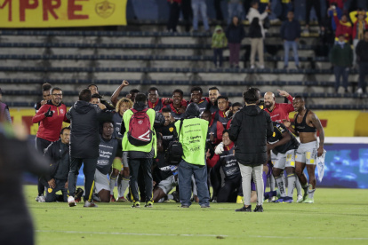Los jugadores de Aucas celebraron a rabiar la victoria sobre Universidad Católica la noche del domingo, en el estadio Olímpico Atahualpa. Son los líderes de la LigaPro.