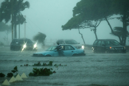 Los Vehículos circulan bajo una intensa lluvia provocada por el paso de la tormenta   Earl. EFE Orlando Barría