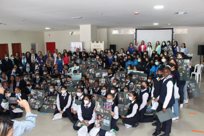 Foto general. Las niñas de las unidades educativas Sek y Steiner, así como de los planteles que regenta la Fundación Kairós, con sede en la Isla Trinitaria, aparecen en una foto general.