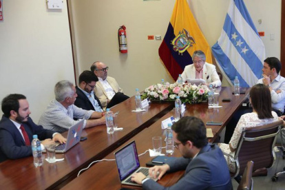 El 23 de agosto el presidente publicó una foto en la que se ve trabajando en la consulta a Jiménez; el secretario de la Administración, Iván Correa; al secretario Jurídico, Fabián Pozo; y a Leonardo Laso, secretario de Comunicación, entre otros.