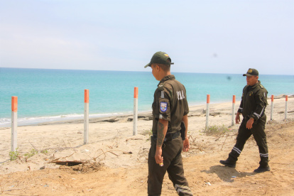 Inspección. Personal de la Policía de Ambiente acudió al sitio para constatar la colocación de decenas de estacas de hormigón en un tramo de la vía Capaes-Punta Barandúa.