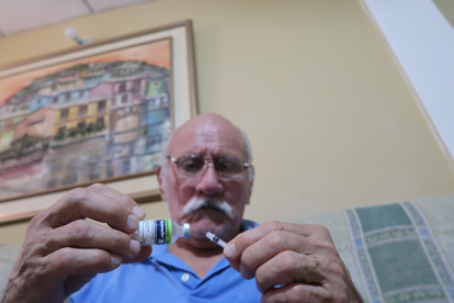 Roberto Martínez dice que no hay la insulina que necesita en el hospital y que la consiguió gracias a otra persona conocida con diabetes que la importó.