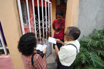 Acción.- Esposos Testigos de Jehová comparten el mensaje bíblico en el sur de Guayaquil.