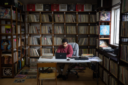 Caracas. Manuel Guzmán organiza discos de vinilo en la tienda El Marchante, el 26 de agosto de 2022.