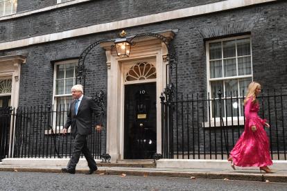 Boris Johnson abandona su residencia oficial de Downing Street en Londres, para presentar su renuncia como primer ministro británico a Isabel II.