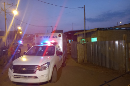 "Hasta el momento se desconoce la identidad (de la difunta) o las causas que motivaron a este hecho (...). En el momento de suscitarse este hecho, se encontraba sola en la sala. Los implicados ingresaron al domicilio y proceden a victimarla", detalló el teniente coronel Óscar Orellana, subjefe policial del distrito Nueva Prosperina.

Los policías aún desconocen si los involucrados se movilizaban a pie o en algún tipo de vehículo.