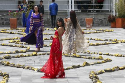 La Ruta de la Seda, la milenaria y extensa red comercial abierta por China en el siglo I a.C., y el Qhapaq Ñan.