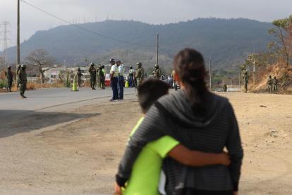 Abrazada a su hijo Mariana contó cómo ha sido vivir los dos últimos años en Socio Vivienda.