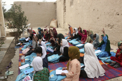 Foto de archivo de un grupo de niñas recibiendo clase en una improvisada escuela en Kunduz, Afganistán.