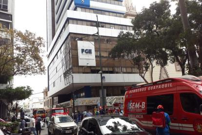 Unidades del Cuerpo de Bomberos de Guayaquil atienden emergencia en el edificio de la Fiscalía en las calles Francisco de Paula Ycaza y Córdova, en el centro de Guayaquil.