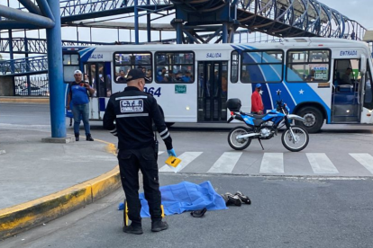 El conductor que atropelló al hombre se dio a la fuga.