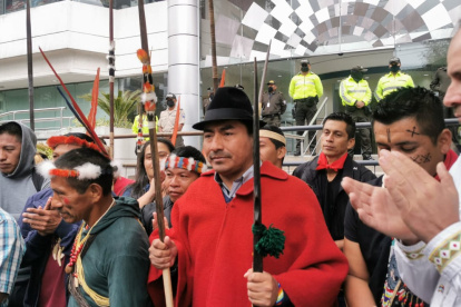 Leonidas Iza en una protesta en los exteriores de la Corte Constitucional este martes.