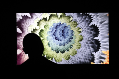 Un hombre observa una obra de arte digita NFT, dedicada exclusivamente a obras de arte NFT en Nueva York.