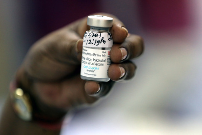 Un trabajador de la salud sostiene la vacuna contra la covid-19 Covaxin, desarrollada por Bharat Biotech en febrero de 2021.