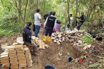 Investigación. Durante los operativos, las autoridades detuvieron a tres personas por el presunto delito de tráfico de drogas.