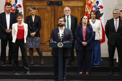 El presidente de Chile, Gabriel Boric (c), acompañado de los ministros de su Gobierno durante la ceremonia de cambio de Gabinete del Gobierno, este 6 de septiembre de 2022.
