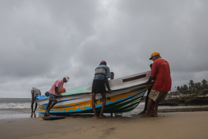 Miles de pescadores en Sri Lanka se debaten entre ir a trabajar sin ganancias o quedarse en tierra al no poder hacer frente a la subida récord en los precios del queroseno provocada por la falta de divisas que sufre la isla. EFE/EPA/CHAMILA KARUNARATHNE