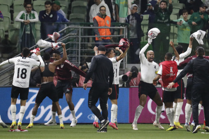 Los jugadores de Paranaense celebraron al final de su partido de las semifinales de la Copa Libertadores contra Palmeiras por llegar a la final de este campeonato