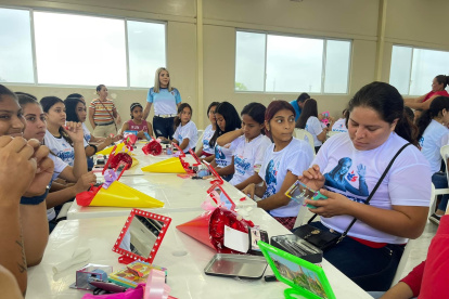 Taller. María Fernanda Vargas ofreció un curso de automaquillaje.