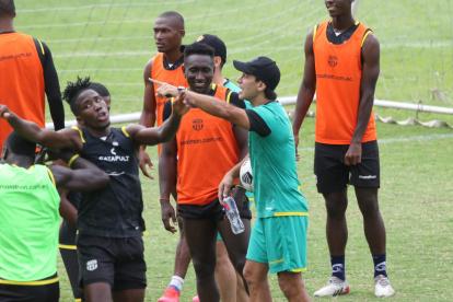 Fabián Bustos realiza su primer entrenamiento con Barcelona.